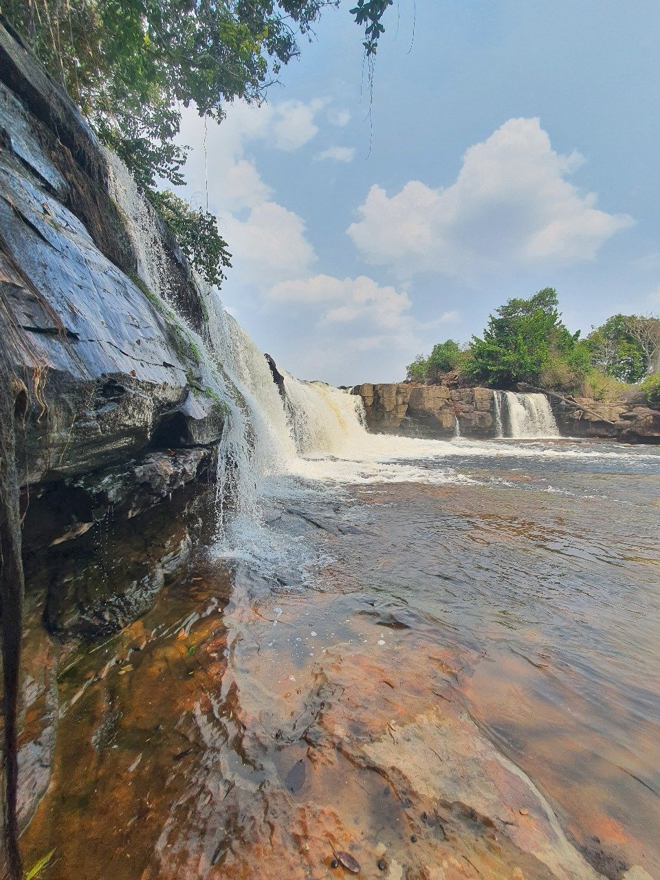 Side view Orinduik Falls cascading water